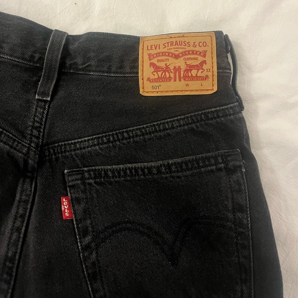 Levi’s 501 Black Jean Short - Picture 4 of 6